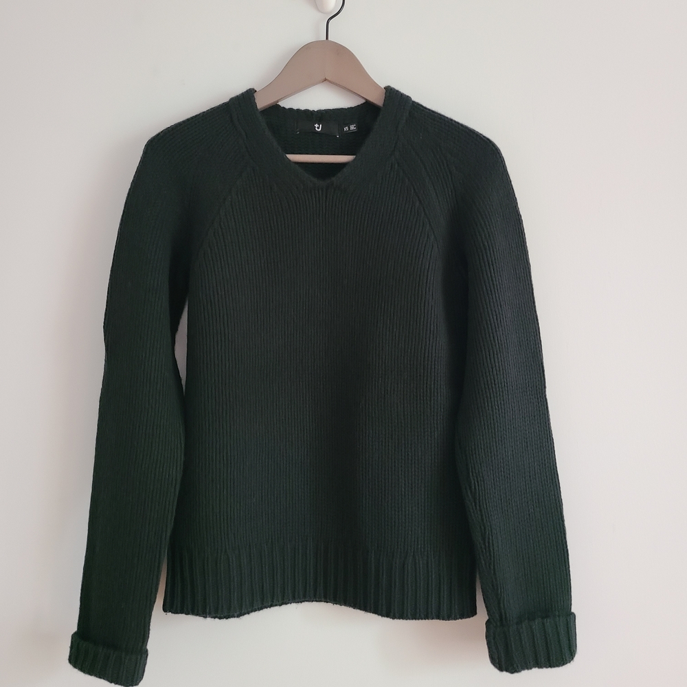 Uniqlo Dark Green V-Neck Wool Sweater Unisex size XS